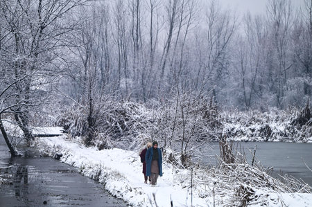SRINAGAR INDIA JANUARY 6 2025  People walk on snow covered path in the interior of Dal Lake after a snowfall on January 6, 2025 in Srinagar, India. (Photo By Waseem Andrabi Hindustan Times)のeditorial素材