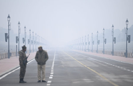 NEW DELHI, INDIA - JANUARY 12: People seen out on a cold morning at Kartavyapath on January 12, 2025 in New Delhi, India. North India is reeling under cold weather with temperatures plummeting across several states. As per IMD, the minimum temperature in のeditorial素材