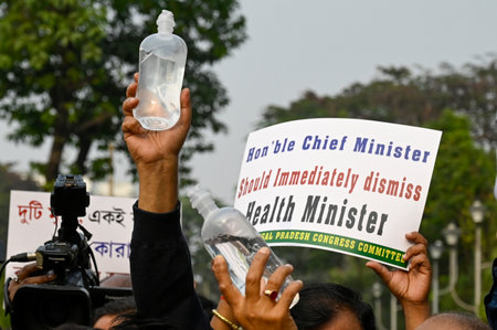 KOLKATA INDIA JANUARY 13 2025 Congress activists hold a saline water bottle during protest rally from Karunamoyee to Swasthya Bhavan against death of a woman after administered expired saline water produced by Paschim Banga Pharmaceuticals Ltd and demand のeditorial素材
