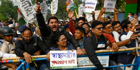 KOLKATA INDIA JANUARY 13 2025 Police barricade as Congress activists take out a protest rally from Karunamoyee to Swasthya Bhavan against death of a woman after administered expired saline water produced by Paschim Banga Pharmaceuticals Ltd and demand theのeditorial素材