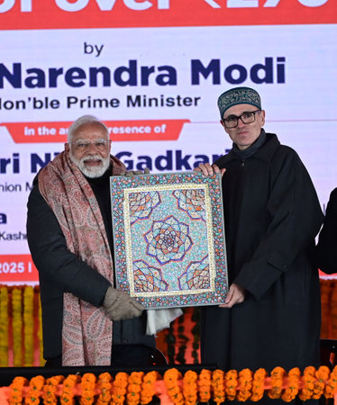 SRINAGAR INDIA JANUARY 13 2025 Prime Minister Narendra Modi being felicitated by Jammu and Kashmir Chief Minister Omar Abdullah during the inauguration of Z Morh tunnel at Sonamarg on January 13 2025 some 90 kilometers from Srinagar India Built at a cost のeditorial素材