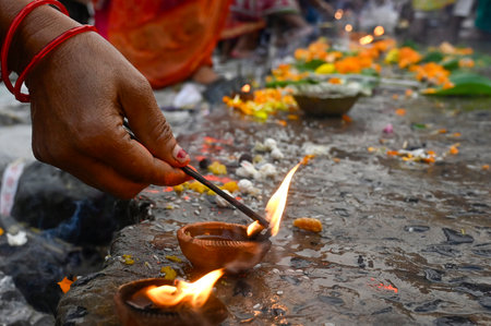 KOLKATA INDIA JANUARY 14 2025 A Hindu devotee performs rituals after taking a dip in Hooghly river on the auspicious occasion of Makar Sankranti a harvest festival at Baje Kadamtala Ghat on January 14 2025 in Kolkata India Photo by Samir Jana Hindustan Tiのeditorial素材