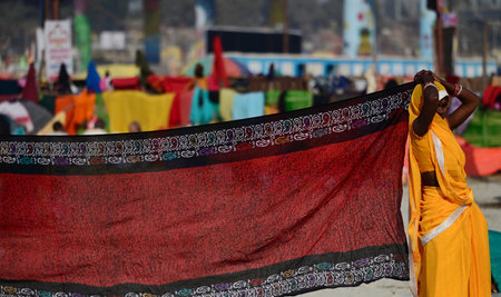 PRAYAGRAJ INDIA JANUARY 27 2025 Devotees drying their clothes in the sun after taking a holy dip into Triveni Sangam on January 27 2025 in Prayagraj India Photo by Deepak Gupta Hindustan Timesのeditorial素材