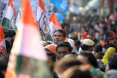 NEW DELHI, INDIA - JANUARY 28: People listening to Congress leader Rahul Gandhi during the Jan Sabha public meeting at Vinod Nagar, in Patparganj area ahead of the Delhi Assembly elections on January 28, 2025 in New Delhi, India. (Photo by Raj K Raj/Hinduのeditorial素材