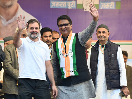 NEW DELHI, INDIA - JANUARY 28: Leader of the Opposition and Congress Leader Rahul Gandhi during the Jan Sabha public meeting for the Congress candidates Anil Choudhary ahead of the Delhi Assembly elections at Sadbhavana Chowk, Mayur Public School, B Blockのeditorial素材