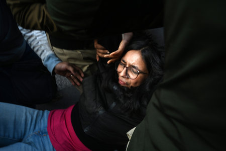 NEW DELHI INDIA JANUARY 30 2025 Delhi Police detained the Rajya Sabha MP Swati Maliwal strews garbage outside former Delhi CM and AAP national convener Arvind Kejriwal s residence during a protest against Arvind Kejriwal by MP Swati Maliwal and other womeのeditorial素材