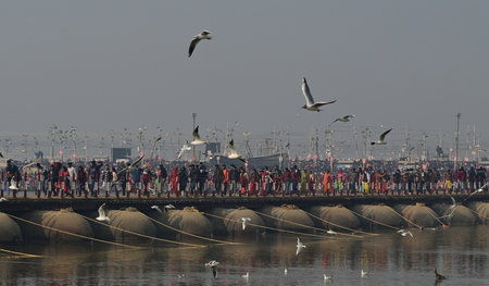 PRAYAGRAJ, INDIA - JANUARY 29: Devotees walk over the pontoon bridge during 'Mauni Amavasya' at Mahakumbh nagar on January 29, 2025 in Prayagraj, India. (Photo by Deepak Gupta/Hindustan Times )のeditorial素材