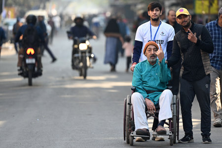 NEW DELHI INDIA FEBRUARY 5 2025 Voters at election polling station Trilokpuri to cast their vote for Delhi assembly election on February 5 2025 in New Delhi India A voter turnout of 57 per cent was recorded till 5 pm the Election Commission of India said のeditorial素材
