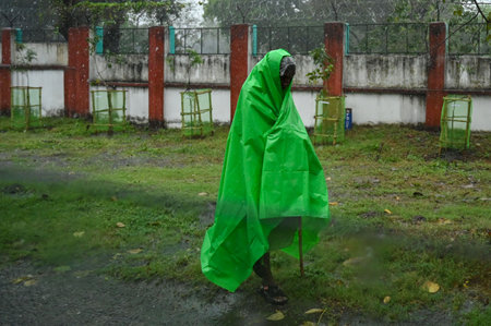 KOLKATA INDIA FEBRUARY 20 2025 People covered themselves with plastic sheets to protect from sudden rainfall at Maidan area on February 20 2025 in Kolkata India Photo by Samir Jana Hindustan Timesのeditorial素材