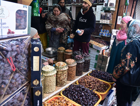 SRINAGAR, INDIA - MARCH 1: People buy dates at a market ahead of the Islamic holy fasting month of Ramadan, on March 1, 2025 in Srinagar, India. The sacred month of Ramadan is observed with devotion by Muslims worldwide. The start of the holy month of Ramのeditorial素材