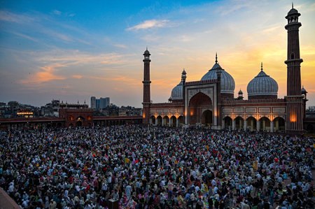 NEW DELHI, INDIA - MARCH 9: People in large numbers gathered for Iftar (Breaking Fast) on the 8th Ramzan of the Holy month, at Jama Masjid, on March 9, 2025 in New Delhi, India. The sacred month of Ramadan is observed with devotion by Muslims worldwide. Tのeditorial素材