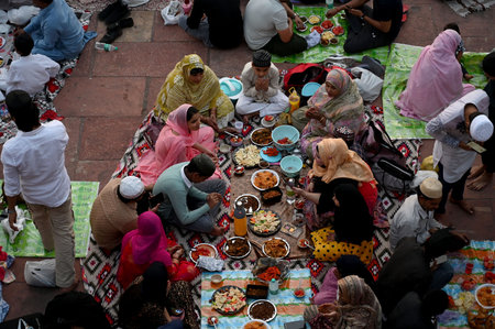 NEW DELHI, INDIA - MARCH 9: People in large numbers gathered for Iftar (Breaking Fast) on the 8th Ramzan of the Holy month, at Jama Masjid, on March 9, 2025 in New Delhi, India. The sacred month of Ramadan is observed with devotion by Muslims worldwide. Tのeditorial素材