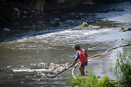 NEW DELHI, INDIA - MARCH 16: Workers seen cleaning the Sunehri Pul Drain near Jangpura on March 16, 2025 in New Delhi, India (Photo by Sanchit Khanna/Hindustan Times )のeditorial素材