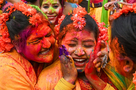 KOLKATA, INDIA - MARCH 14: People applying colors to celebrate the Dol Purnima and Holi, the festival of colors at Golf Green on March 14, 2025 in Kolkata, India. (Photo by Samir Jana/Hindustan Times )のeditorial素材