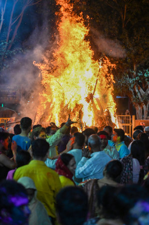 NOIDA, INDIA - MARCH 14: Hindu devotees burn Holika at Sanatan Dharma Mandir Sector 19 on Thursday night, on March 14, 2025 in Noida, India. According to Hindu scriptures, Holika Dahan, also known as Holika Deepak or Choti Holi, celebrates the victory of のeditorial素材