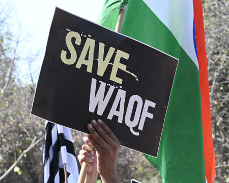 NEW DELHI, INDIA - MARCH 17: A man holding a placard takes part in a protest by the All India Muslim Personal Law Board (AIMPLB) against the Waqf (Amendment) Bill at Jantar Mantar, on March 17, 2025 in New Delhi, India. (Photo by Sonu Mehta/Hindustan Timeのeditorial素材