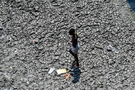 NEW DELHI, INDIA - MARCH 26: The river bed is visible and only a small stream flowing across the ITO barrage seen Yamuna run dry, on March 26, 2025 in New Delhi, India. Cleaning Yamuna has been at the centre of the new BJP government agenda. (Photo by RAjのeditorial素材