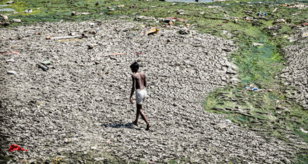NEW DELHI, INDIA - MARCH 26: The river bed is visible and only a small stream flowing across the ITO barrage seen Yamuna run dry, on March 26, 2025 in New Delhi, India. Cleaning Yamuna has been at the centre of the new BJP government agenda. (Photo by RAjのeditorial素材