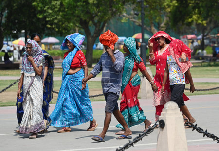 NEW DELHI, INDIA - MARCH 26: Visitors at the Kartavya Path in the hot afternoon, on March 26, 2025 in New Delhi, India. Delhi recorded this season's hottest day on Tuesday (March 25), with the maximum temperature soaring to 37.1 degrees Celsius. The Indiaのeditorial素材
