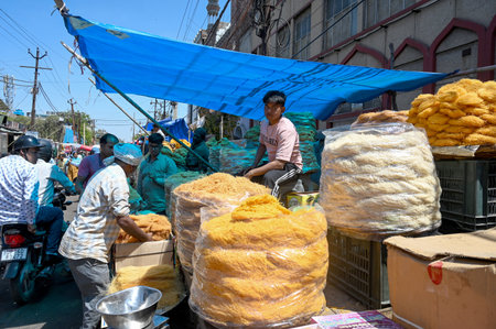 NOIDA, INDIA - MARCH 30: People shop at the Sector 8 market on the eve of Eid-ul-Fitr, on March 30, 2025 in Noida, India. (Photo by Sunil Ghosh/Hindustan Times )のeditorial素材