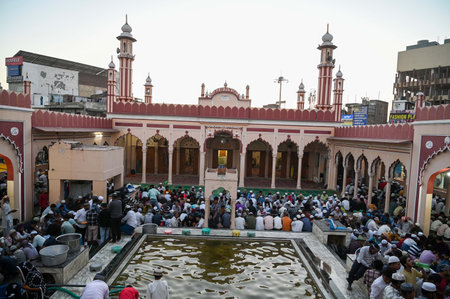 GURUGRAM, INDIA - MARCH 30: Muslim devotees sit in a queue during iftar time in the holy month of Ramadan at Jama Masjid in Sadar Bazaar near Sohna chowk, on March 30, 2025 in Gurugram, India. (Photo by Parveen Kumar/Hindustan Times )のeditorial素材