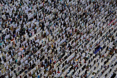 MUMBAI, INDIA - MARCH 31: Followers of muslim religion offer Namaaz on Ramadan Eid at YMCA ground , at Bombay Central on March 31, 2025 in Mumbai, India. (Photo by Anshuman Poyrekar/Hindustan Times )のeditorial素材