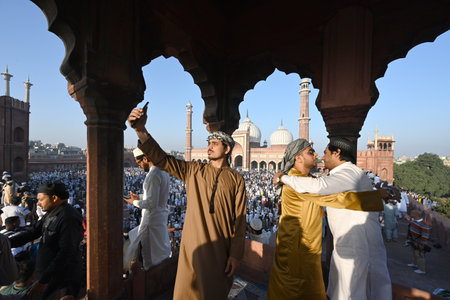 NEW DELHI, INDIA - MARCH 31: Muslims offer prayers at the outside Jama Masjid on the occasion of Eid-ul-Fitr, in Old Delhi, on March 31, 2025 in New Delhi, India. Muslims around the world are getting into the festive Eid spirit as the holy month of Ramadaのeditorial素材