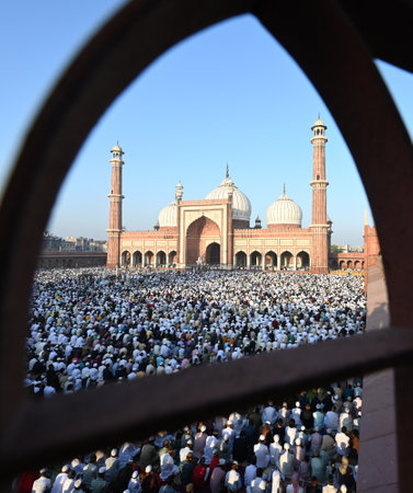 NEW DELHI, INDIA - MARCH 31: Muslims offer prayers at the outside Jama Masjid on the occasion of Eid-ul-Fitr, in Old Delhi, on March 31, 2025 in New Delhi, India. Muslims around the world are getting into the festive Eid spirit as the holy month of Ramadaのeditorial素材