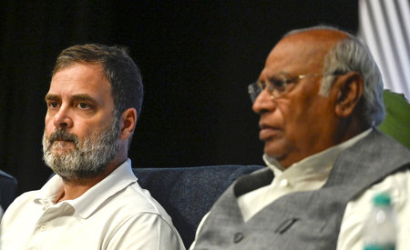 NEW DELHI INDIA APRIL 3 2025 Congress President Mallikarjun Kharge with LoP in the Lok Sabha and party leader Rahul Gandhi during a meeting with the second batch of District Congress Committee DCC presidents on April 3 2025 in New Delhi India Photo by Rajのeditorial素材