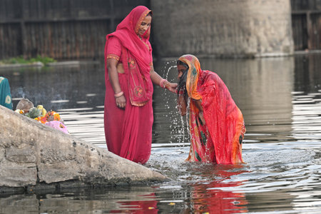 NEW DELHI INDIA APRIL 3 2025 Devotees performing rituals on Chaiti Chhath puja at Sur Ghat Wazirabad on April 3 2025 in New Delhi India A four day festival involving holy bathing fasting and offering arghya water to the sun with the third day focusing on のeditorial素材