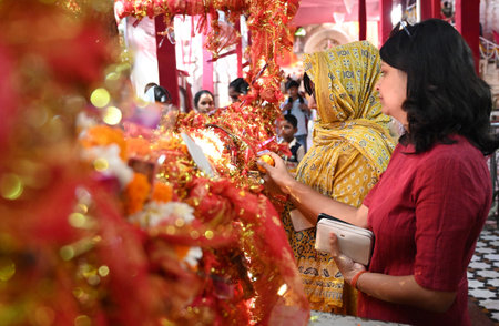 NEW DELHI INDIA APRIL 3 2025 Devotees offering Prayers on the second day chaitra Navratri festival at Shri Aadya Katyayani Shaktipith Mandir Chhatarpur temple on April 3 2025 in New Delhi India Photo by Sonu Mehta Hindustan Timesのeditorial素材