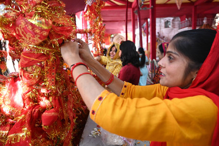 NEW DELHI INDIA APRIL 3 2025 Devotees offering Prayers on the second day chaitra Navratri festival at Shri Aadya Katyayani Shaktipith Mandir Chhatarpur temple on April 3 2025 in New Delhi India Photo by Sonu Mehta Hindustan Timesのeditorial素材