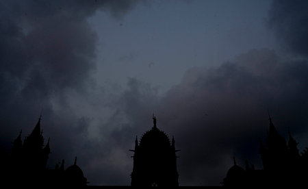 MUMBAI INDIA APRIL 3 2025 Cloudy weather seen over CSMT in Mumbai India on Thursday April 3 2025 Photo by Anshuman Poyrekar Hindustan Timesのeditorial素材