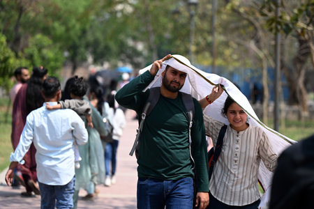 NEW DELHI INDIA APRIL 6 2025 Tourists seen protecting themselves from harsh sunlight on hot summer afternoon at Humayun Tomb on April 6 2025 in New Delhi India Photo by Salman Ali Hindustan Timesのeditorial素材