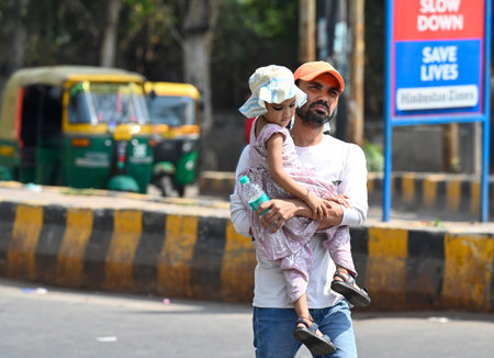NOIDA INDIA APRIL 6 2025 As temperatures rise in Delhi-NCR commuters cover their heads to escape the heat in Sector 38 A on April 6 2025 in Noida India Photo by Sunil Ghosh Hindustan Timesのeditorial素材
