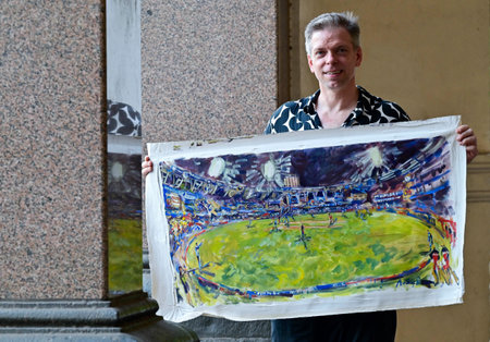 MUMBAI INDIA APRIL 8 2025 British Artist Andy Brown along with his painting at Kalaghoda on April 8 2025 in Mumbai India Photo by Anshuman Poyrekar Hindustan Timesのeditorial素材