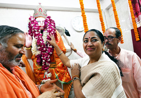 NEW DELHI INDIA APRIL 8 2025 Delhi Chief Minister Rekha Gupta offering prayer during Hanuman Janmotsav function at Delhi Secretariat on April 8 2025 in New Delhi India Photo by Arvind Yadav Hindustan Timesのeditorial素材