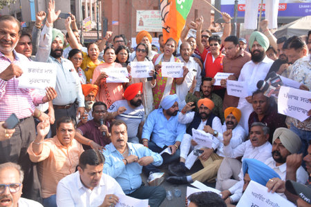 AMRITSAR INDIA APRIL 8 2025 BJP leaders and workers staged a protest against the state government over the grenade attack on the house of veteran BJP leader Manoranjan Kalia in Jalandhar on April 8 2025 in Amritsar India The Punjab Police said the two susのeditorial素材