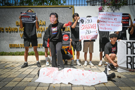 NEW DELHI INDIA APRIL 14 2025 Tibetan activists seen protesting outside the Vietnam Embassy demanding investigation into suspicious death of Tibetan religious leader Tulku Hungkar Dorje in Vietnam ahead of the visit of President of China Xi Jinping on Aprのeditorial素材
