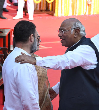 NEW DELHI INDIA APRIL 14 2025 Congress President Mallikarjun Kharge with LoP in the Lok Sabha and party leader Rahul Gandhi and party leader Sonia Gandhi during a ceremony to pay tribute to Babasaheb Bhimrao Ramji Ambedkar on his birth anniversary at Parlのeditorial素材