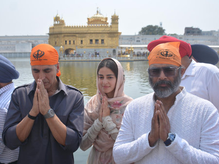 AMRITSAR INDIA APRIL 14 2025 Bollywood actors Akshay Kumar R Madhavan and actress Ananya Panday paying obeisance at Golden Temple ahead of release of their upcoming movie Kesari 2 on April 14 2025 in Amritsar India Directed by Karan Singh Tyagi and producのeditorial素材