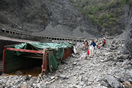 RAMBAN INDIA APRIL 21 2025  People walk on a blocked Srinagar-Jammu national highway after a cloudburst on April 21, 2025 in Ramban, India. A cloudburst triggered flash floods and landslides in Ramban district of Jammu and Kashmir, killing three people, bのeditorial素材