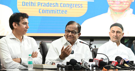 NEW DELHI INDIA APRIL 21 2025  Senior Congress leader and Rajya Sabha MP P Chidambaram and Delhi Pradesh Congress Committee president Devender Yadav address press conference on the issue of National Herald case at the DPCC office on April 21, 2025 in New のeditorial素材