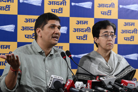 NEW DELHI INDIA APRIL 21 2025  AAP Delhi State Convenor Saurabh Bharadwaj and LoP Atishi during press conference on April 21, 2025 in New Delhi, India  Days ahead of the April 25 polls, the AAP announced that it will not contest the mayoral election in Deのeditorial素材