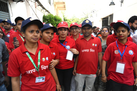 NEW DELHI INDIA APRIL 21 2025  Members of Aapda Mitra team after Delhi Chief Minister Rekha Gupta unseen during the launch of the Heat Action Plan 2025 of the Delhi government at Delhi Secretariat on April 21, 2025 in New Delhi, India  With IMD forecastinのeditorial素材