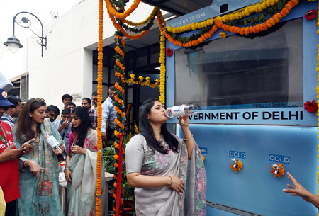 NEW DELHI INDIA APRIL 21 2025  People takes cold water from water cooler after inauguration by Delhi Chief Minister Rekha Gupta unseen during the launch of the Heat Action Plan 2025 of the Delhi government at Delhi Secretariat on April 21, 2025 in New Delのeditorial素材
