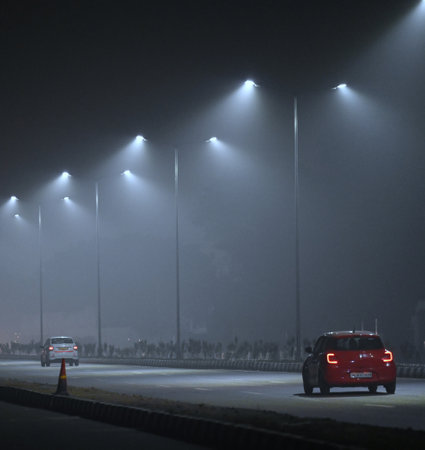NEW DELHI, INDIA â JANUARY 3: Vehicles moves in the morning winter chill and fog at Dwarka in the South West Delhi, on January 3, 2024 in New Delhi, India. (Photo by Vipin Kumar/Hindustan Times )のeditorial素材
