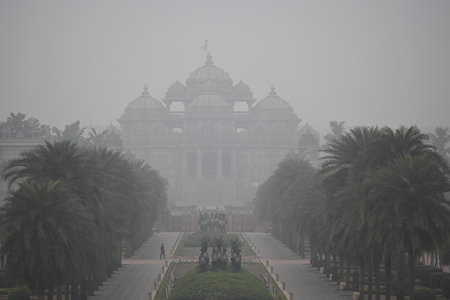 NEW DELHI, INDIA - JANUARY 4: A view seen at Akshardham Temple on cold and foggy morning, on January 4, 2024 in New Delhi, India. According to IMD, Delhi NCR is likely to see extreme cold in the next next few days with minimum temperature touching 7 degreのeditorial素材