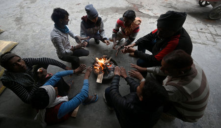 NEW DELHI, INDIA - JANUARY 4: People surround a bonfire on a foggy winter morning near Jama Masjid, on January 4, 2024 in New Delhi, India. According to IMD, Delhi NCR is likely to see extreme cold in the next next few days with minimum temperature touchiのeditorial素材
