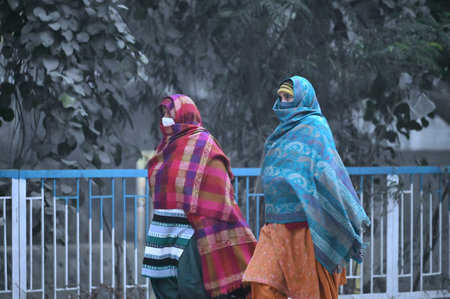 NEW DELHI, INDIA â JANUARY 3: Commuters in the morning winter chill and fog at Dwarka in the South West Delhi, on January 3, 2024 in New Delhi, India. (Photo by Vipin Kumar/Hindustan Times )のeditorial素材